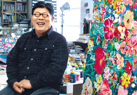 서울 평창동에 있는 화가 송수남씨의 자택엔 대나무와 홍매가 우거졌다. 작업실엔 물감 마르길 기다리는 캔버스가 수십 점이다. 그는 흥에 겨워 유유자적 난을 치듯 꽃을 그린다.
