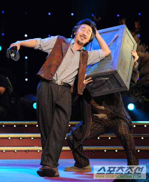 축하공연 '마이페어레이디'의 "With a little Bit of Luck"