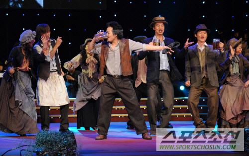 축하공연 '마이페어레이디'의 "With a little Bit of Luck"