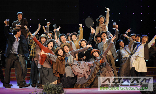 축하공연 '마이페어레이디'의 "With a little Bit of Luck"