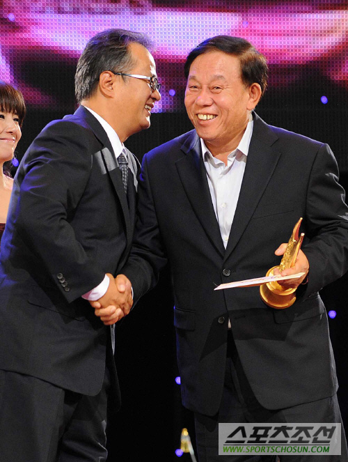 프로듀서상을 수상한 윤호진 시상자로 나온 송승환의 축하를 받고 있다.