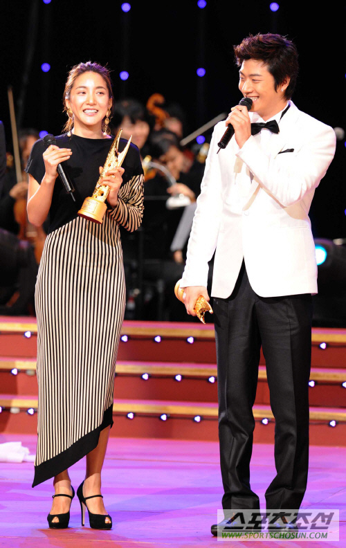 "뮤지컬은 나의 꿈!" 윤형렬과 함께 인기 스타상을 수상한 여성그룹 SES 출신의 최성희가 수상 소감을 통해 "가수 생활 10년 동안 꿈꾸던 뮤지컬 배우가 된데 이어 수상의 영광까지 갖게 돼 기쁘다"며 환한 미소를 보였다