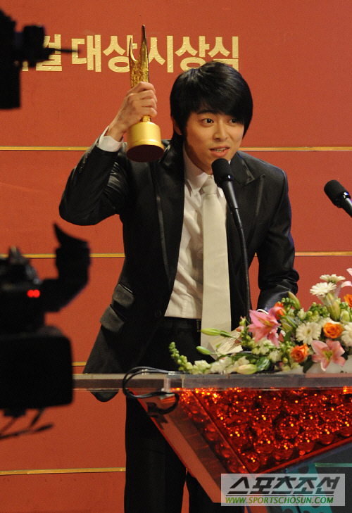 남우신인상을 수상한 '내마음의 풍금'의 조정석이 트로피를 들고 수상소감을 말하고 있다.