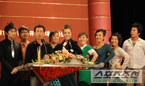 베스트외국뮤지컬상을 수상한 '헤어스프레이'의 연출자와 배우들이 수상소감을 말하고 있다.