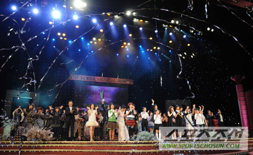 엔딩공연 '찰리브라운'의 "Happiness"가 공연되고 있다.