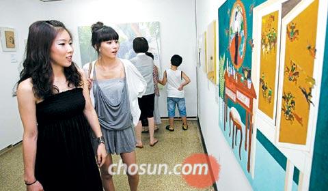 서울 경복궁 옆 옛 기무사 건물에서 열리고 있는《2009 아시아프》2부 전시장에서 관람객들이 작품을 감상하고 있다. 대학생·청년 작가들의 작품을 전시하는 2부 전시는 오는 23일까지 열린다./이진한 기자 magnum91@chosun.com