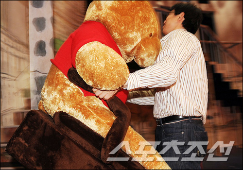 대형 곰 인형을 이리저리 옮기며 소품 위치 확인.