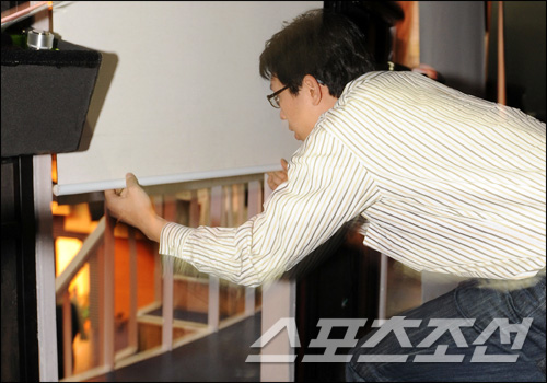 배우들의 등ㆍ퇴장로에 있는 롤블라인드 내리기.