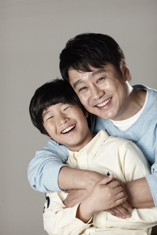 ◇연극 '가시고기'에서 가슴 절절한 부성애를 연기하는 배우 이광기와 아들 역의 신기준. 사진제공=와이트리미디어