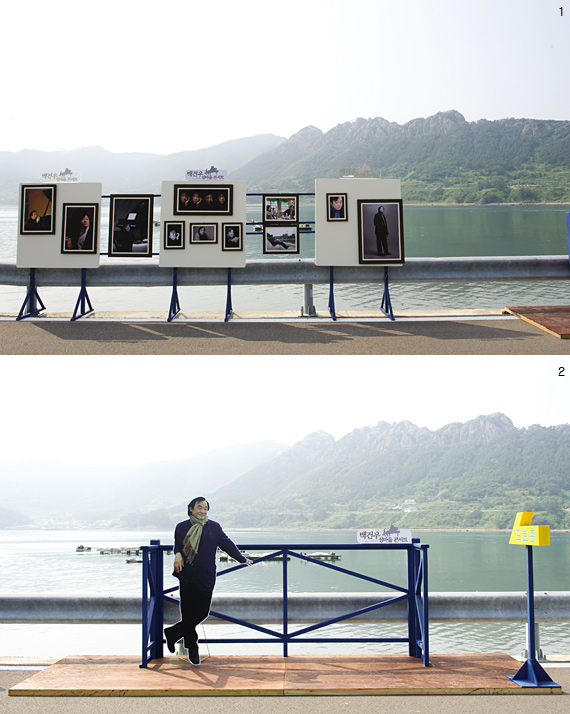 1 공연장으로 가는 길, 백건우의 사진으로 섬 음악회의 분위기가 더욱 로맨틱해졌다. 2 관람객들에게 가장 인기 있던 공간, 백건우 실사가 서 있는 기념촬영 장소.