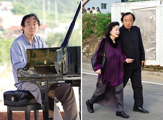 1 진지한 모습으로 리허설 연주 중인 거장 백건우의 모습. 2 무대의상을 갈아입고 걸어나오는 백건우·윤정희 부부.