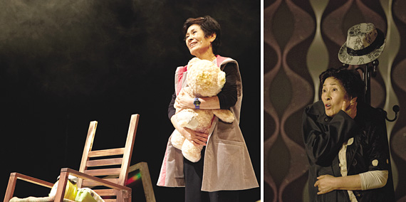 '국민엄마' 여배우 김혜자의 연극 <오스카! 신에게 보내는 편지> 공연 모습.