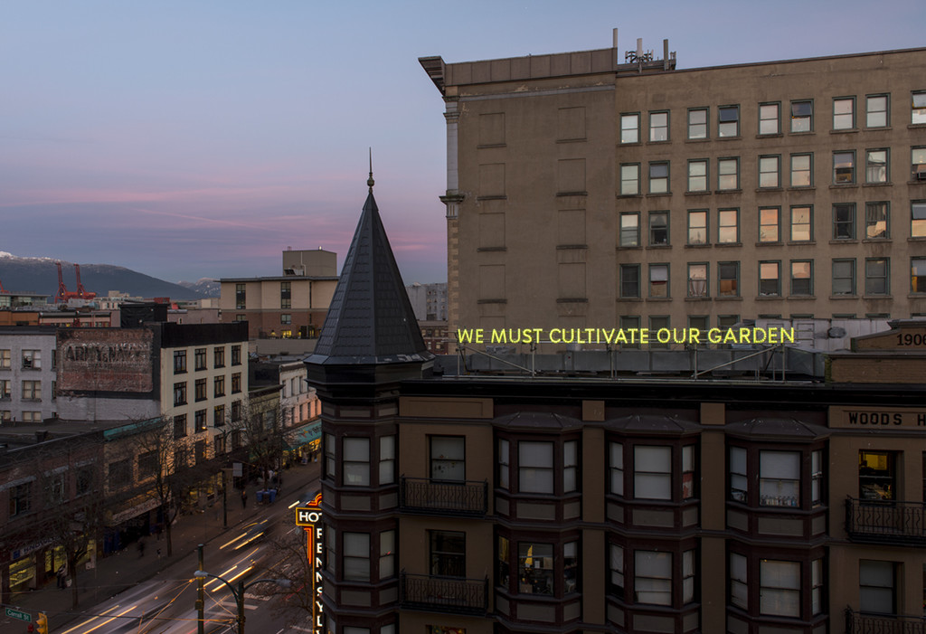 2012년 캐나다 밴쿠버에 설치된 ‘We Must Cultivate Our Garden’ 전경. © Studio Nathan Coley, Photo Credit Scott Massey