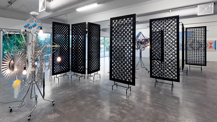 Haegue Yang, YES-I-KNOW-SCREEN, 2007, Wooden screens, paint, metal connectors, metal feet
10 pieces, each 200x80cm. /국제갤러리