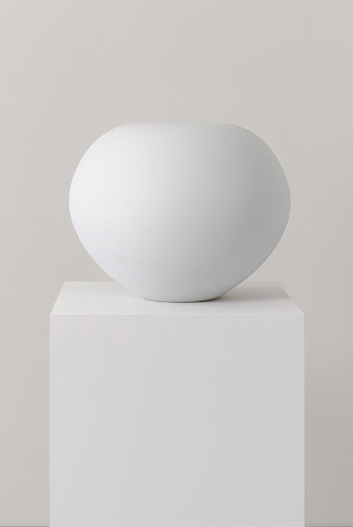 Deductive Object—Bottari, Bisque porcelain, 37×48×48cm, 2023. /선혜원