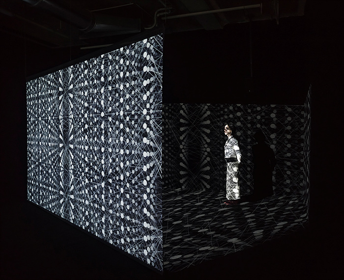 소셜 지오메트리, 2024. 비디오 설치 작품, 흑백, 3채널 사운드, 16:9 화면비, 19분. /마이어리거울프