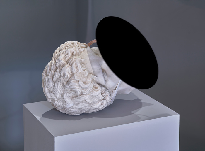 무제(아폴로), 2014–2025. 석고, 아크릴 유리, 트랜스듀서, 모노앰프, 미디어 플레이어, 케이블, 사운드, 34 × 28 × 25 cm, 4분 20초. /마이어리거울프